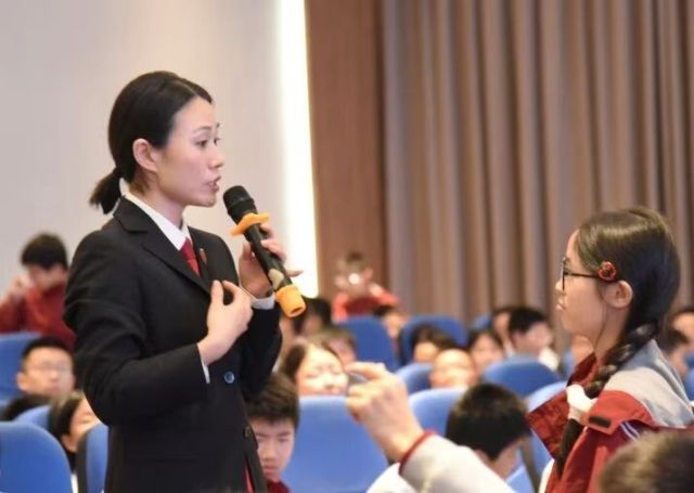 ˾�������������T�� ��ȺӢ���c����ͬ�����P(gu��n)עȺ�������x�ڴ�